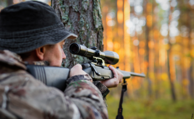 Lovac savladao agresivnog vepra jednim hicem  (VIDEO)