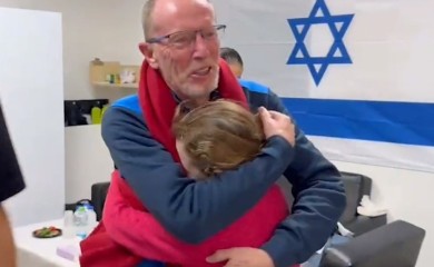Majka joj je umrla od raka, oteo ju je Hamas: Pogledajte trenutak kada je vraćena ocu (VIDEO)