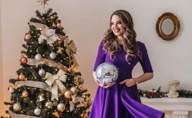 Unuka Alije Izetbegovića se fotografisala pored jelke pa se našla na udaru kritika