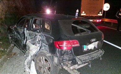 Otežan saobraćaj: Udes dva kamiona i auta, jedan prevrnut