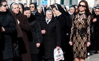 Pogledi časnih sestara dok prolazi Severina u seksi haljini – fotka decenije (FOTO)