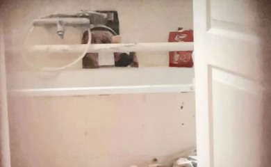 Otac monstrum kćerku držao godinama u kadi: Na mjestu gdje je djevojčica spavala nalaze se perece i slika (FOTO)