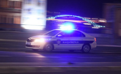 Užasno porodično nasilje: Maloljetnik napao oca, lomio stvari u stanu, pa udario i policajca