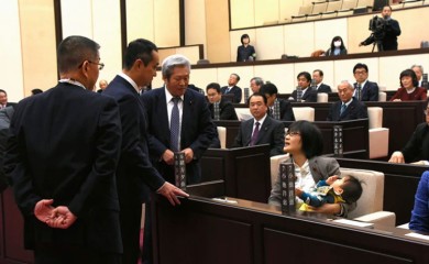 Japan: Članica vladinog odbora prisustvovala sastanku sa dvomjesečnom bebom
