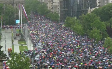 Četvrti protest "Srbija protiv nasilja": Građani prave prsten oko zgrade RTS-a, kiša ih nije omela