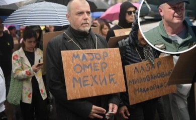 Kojo na protestima sa znakovitom porukom: Znate li ko je major Omer Mehić čije ime nosi na transparentu