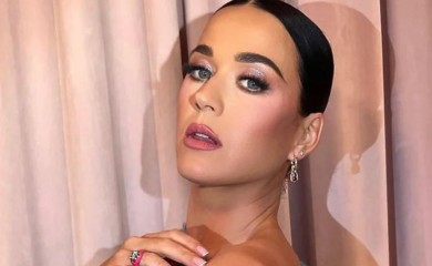 Katy Perry voli biti u centru pažnje: U Parizu se pojavila bez majice, grudi jedva obuzdala