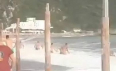 Uprkos crvenoj zastavici ušao u vodu: Tragedija u Crnoj Gori jedva izbjegnuta (VIDEO)