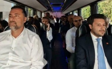 Mudar ili bezbjednosno rizičan potez: Svi članovi crnogorske vlade autobusom otišli na sjednicu