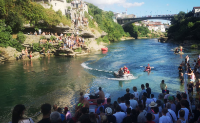 Drama tokom skokova sa Starog mosta: Muškarac se počeo utapati, publika ga spasila