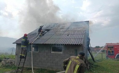 Udar groma izazvao požar na štali u Gacku