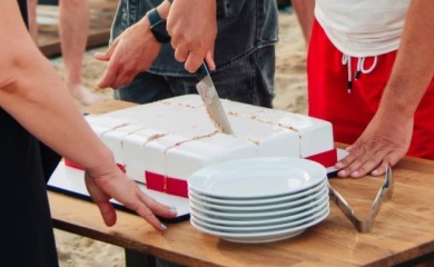 Zastrašujući snimak sa rođendanske žurke: Gurnuo joj glavu u tortu, ona mu zabila nož u oko (VIDEO)