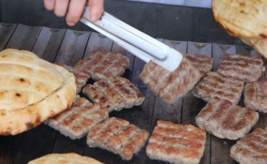 Velika porcija devet, mala pet KM: U Banjaluci otvoren šesti “Ćevap fest”