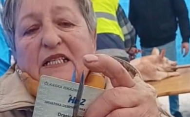 “Plenkoviću, silazim sa ringišpila”: Učesnica protesta isjekla člansku kartu