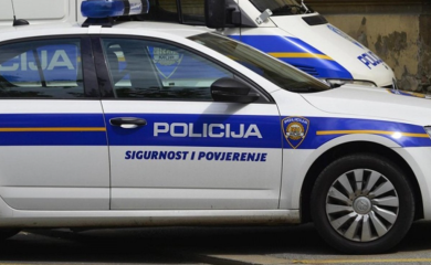 Vozač ispao iz auta koji je sletio na njega i usmrtio ga
