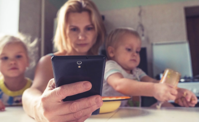 Ovisnost odraslih i djece o internetu: Bez telefona do desete godine