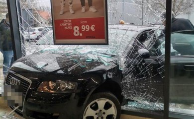 Penzionerka uletjela vozilom u izlog Lidla u pokušaju da se parkira
