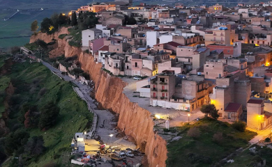 Novi snimci katastrofe na Siciliji: Grad na ivici provalije (VIDEO)