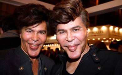 Ekscentrični blizanci umrli u razmaku od šest dana: Odrasli u aristokratskoj porodici, a prije plastičnih operacija bili sinonim muške ljepote