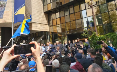 Protest ispred Parlamenta FBiH zbog Šmitove odluke