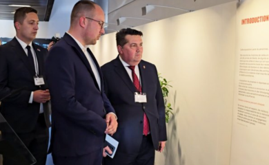 Hrvatskom poslaniku zasmetala izložba o Jasenovcu, Stevandić mu poručio: “Probajte u Strazburu sa Tompsonovim koncertom”