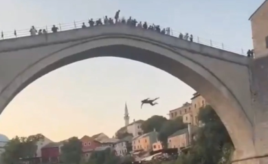 Turista skočio sa Starog mosta, Mostarci ga pretukli (VIDEO)