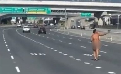 Naga žena izašla iz auta i zapucala po auto-putu