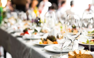 Konobar im servirao tortu, a kada je došao račun svi su se iznenadili
