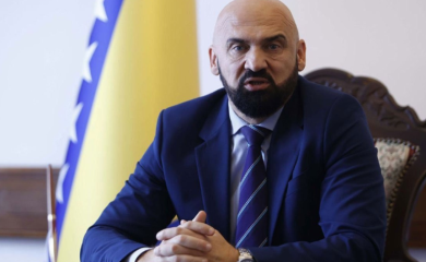 „VIP USLUGA ZA MINISTRA“: Ramo Isak u reklami za baklavu (VIDEO)