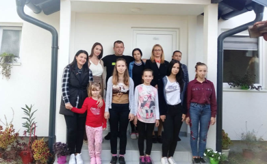 Gorica Dodik uručila ključeve nove kuće osmočlanoj porodici Tomić