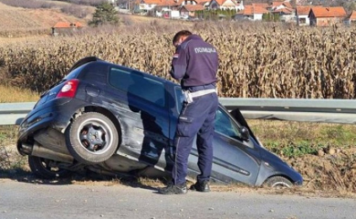 ČAČAK: Ujela ga osa dok je vozio, potom je sletio sa puta