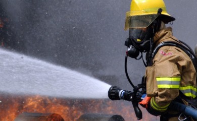 BRATUNAC: Izgorio krov na stambeno-poslovnoj zgradi