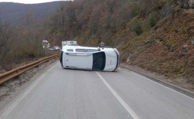Saobraćajka kod Rogatice: Prevrnuo se automobil, saobraćaj blokiran