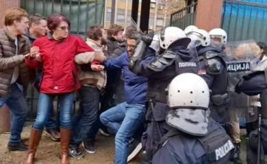 Tenzije u Novom Sadu: Ponovo guranje opozicije i policije (VIDEO)