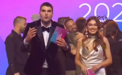 „10 pojena“: Tragikomične greške crnogorskih voditelja za pjesmu Evrovizije (VIDEO)