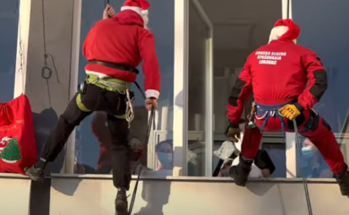 Djeda Mrazovi spustili se na prozore UKC Tuzla da podijele poklone djeci