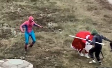 Neobična scena: Potukli se Djed Mraz, Spajdermen i učitelj Splinter VIDEO