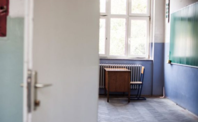 Nesreća tokom malog odmora: Stradao učenik, skočio kroz prozor škole