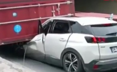 Košarkaš Efesa doživio težak udes: Prikolica kamiona mu pala na auto (VIDEO)