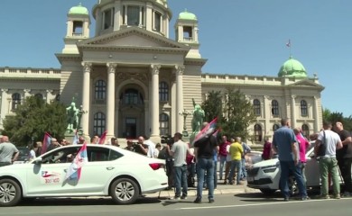 Protestna vožnja beogradskih taksista zbog rezolucije o Srebrenici (VIDEO)