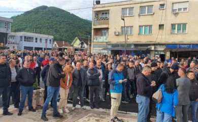Uzavrela atmosfera na Kosmetu: Policija u Zvečanu bacila suzavac, KFOR raspoređuje snage