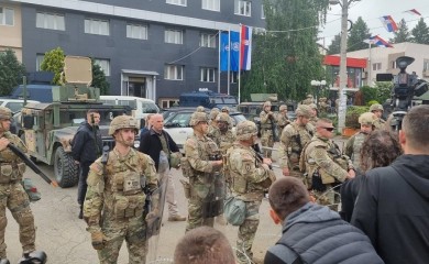 KFOR SRBIMA U ZVEČANU: Raziđite se ili ćemo vas ukloniti
