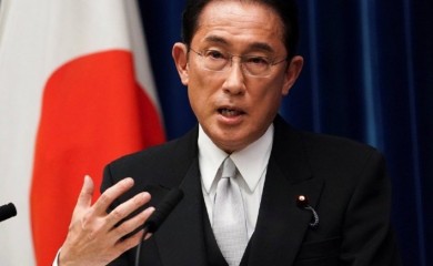 Japanski premijer smijenio sina zbog kontroverznih fotografija
