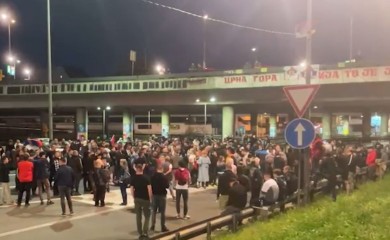 Protest u Beogradu: Blokirali auto-put, pjevaju "Oj Kosovo Kosovo"
