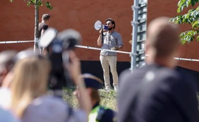 Jedan od dvojice organizatora okupljanja, čije je održavanje dozvolila švedska policija, pocjepao je danas i zapalio kopiju Kurana ispred centralne džamije u Stokholmu.