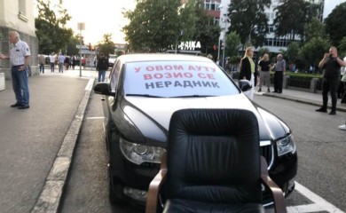 BILANS: Stanivuković sa pristalicama “zaplijenio” Ninkoviću fotelju i službeni auto