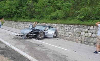 Teška saobraćajna nesreća: Sudarila se dva vozila, pet osoba povrijeđeno