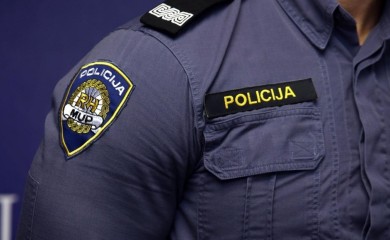 Ljubomorni bivši policajac: Vidio poruke u telefonu supruge, pa upucao muškarca