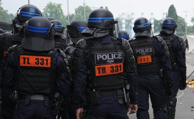 Francuska uvodi policijski čas, na ulice izlazi 40.000 policajaca