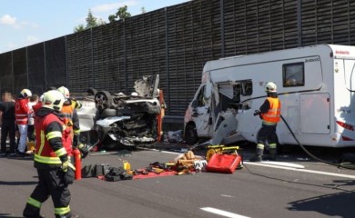 Minibus udario u kamper, jedna osoba stradala, među povrijeđenima državljani BiH